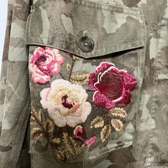 EUC Anthropologie Cropped Camo Utility Jacket with Floral Embroidery - Picture 4 of 8